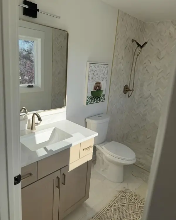 Bathrooms — photograph 015