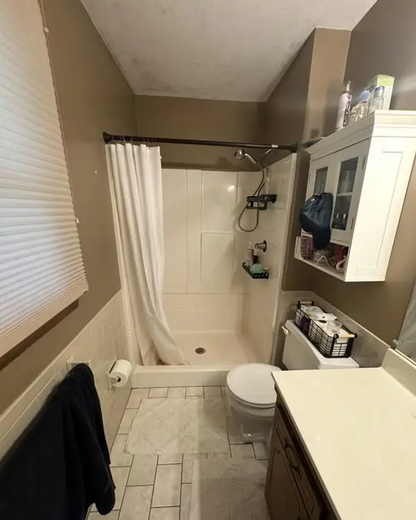 Bathrooms — photograph 017