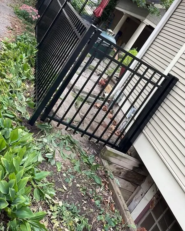 Fences & exteriors — photograph 073