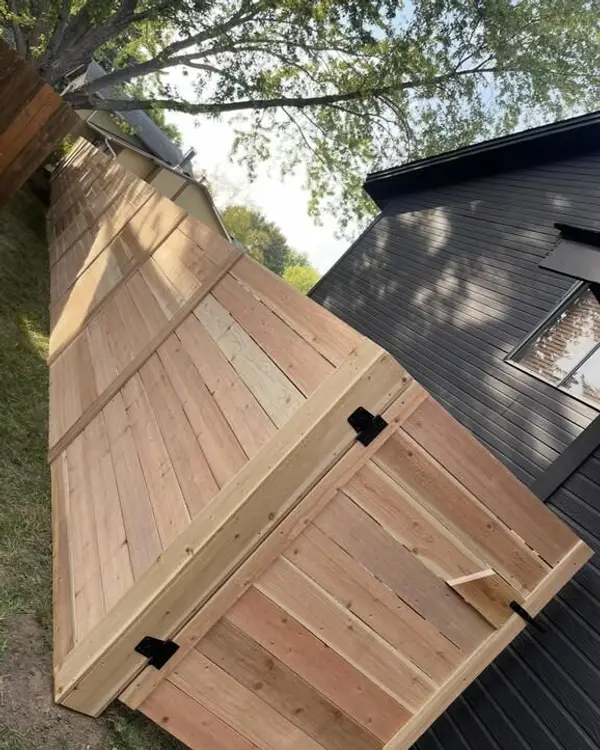 Fences & exteriors — photograph 079